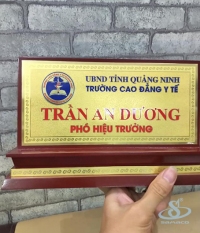 8.Biển chức danh